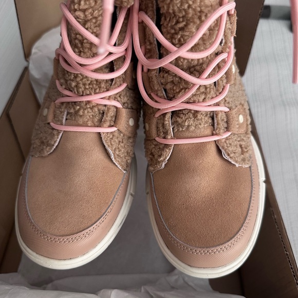 Sorel Women's Beige Winter Boots - Picture 8 of 10